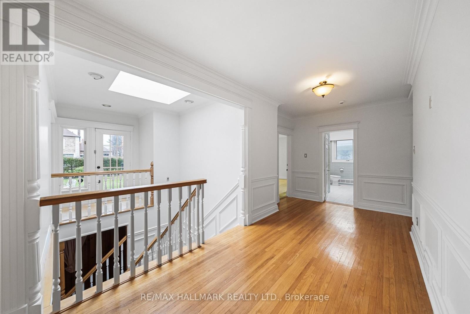 












154 VALLEY ROAD

,
Toronto (Bridle Path-Sunnybrook-York Mills),




Ontario
M2L1G4

