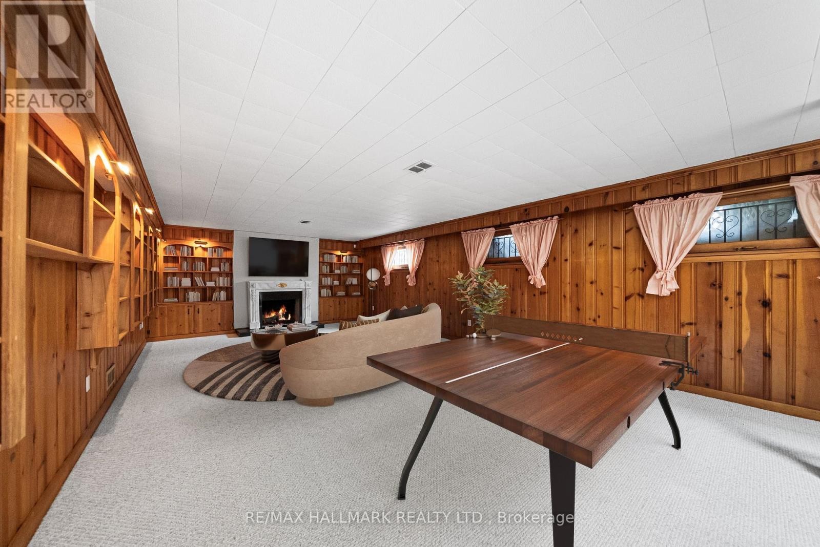 












154 VALLEY ROAD

,
Toronto (Bridle Path-Sunnybrook-York Mills),




Ontario
M2L1G4

