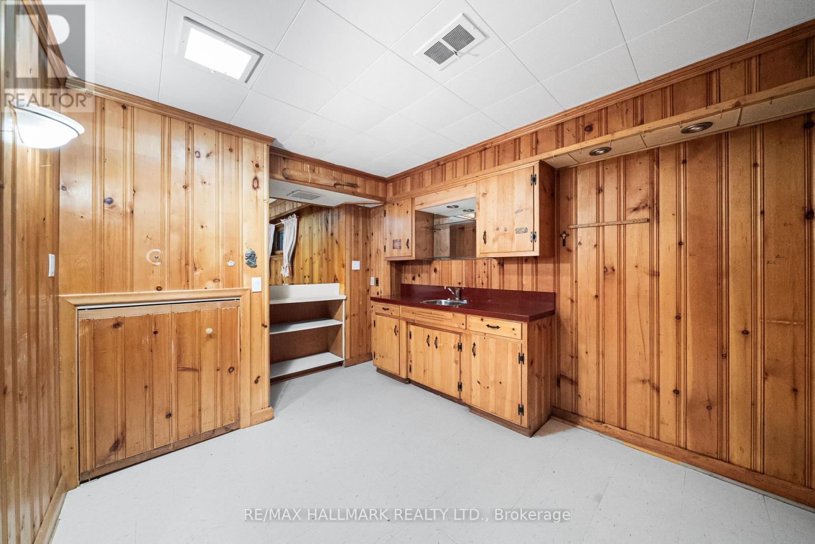 












154 VALLEY ROAD

,
Toronto (Bridle Path-Sunnybrook-York Mills),




Ontario
M2L1G4

