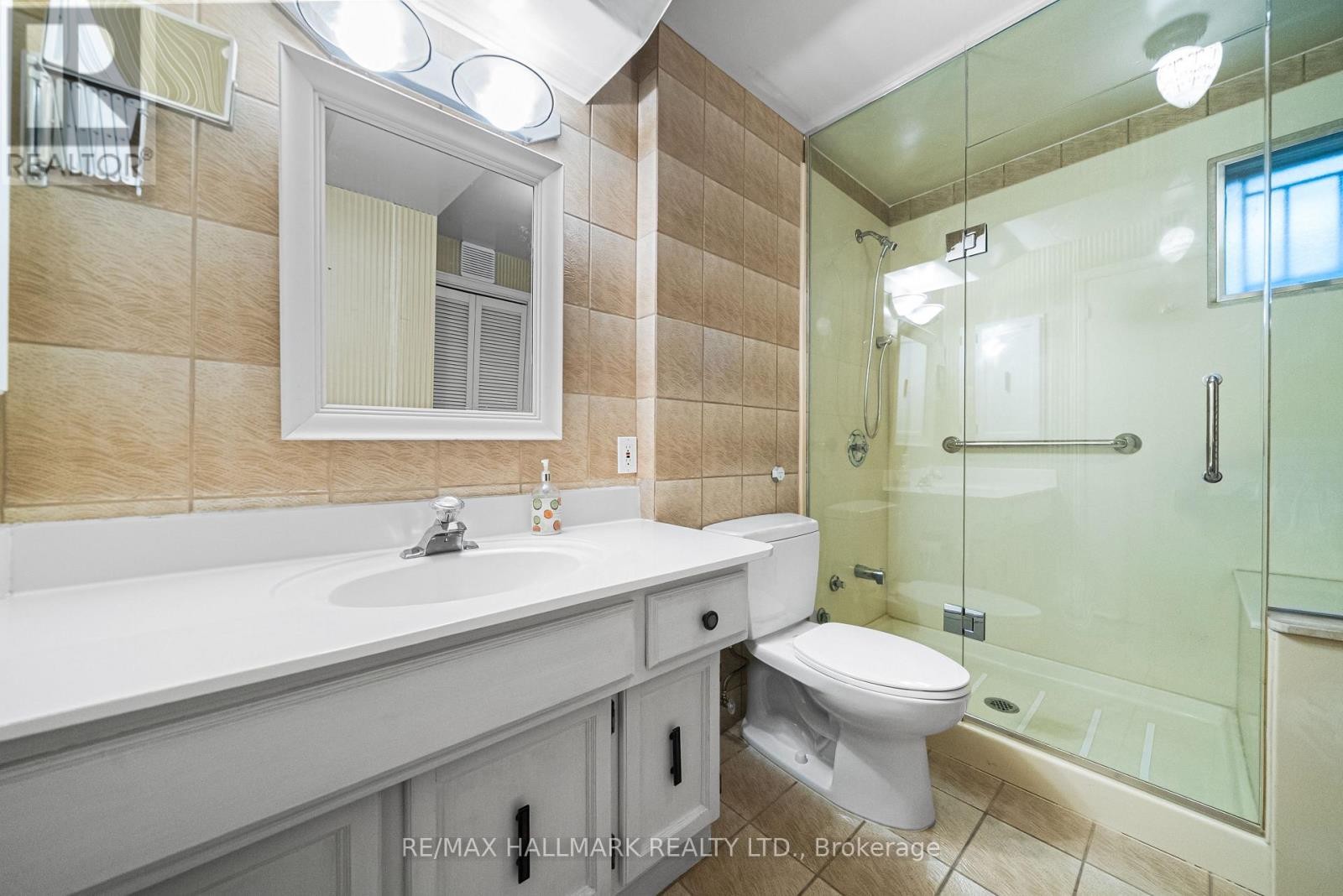 












154 VALLEY ROAD

,
Toronto (Bridle Path-Sunnybrook-York Mills),




Ontario
M2L1G4

