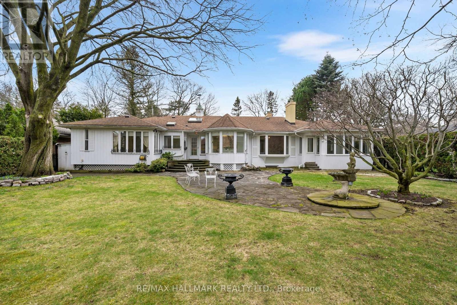 












154 VALLEY ROAD

,
Toronto (Bridle Path-Sunnybrook-York Mills),




Ontario
M2L1G4

