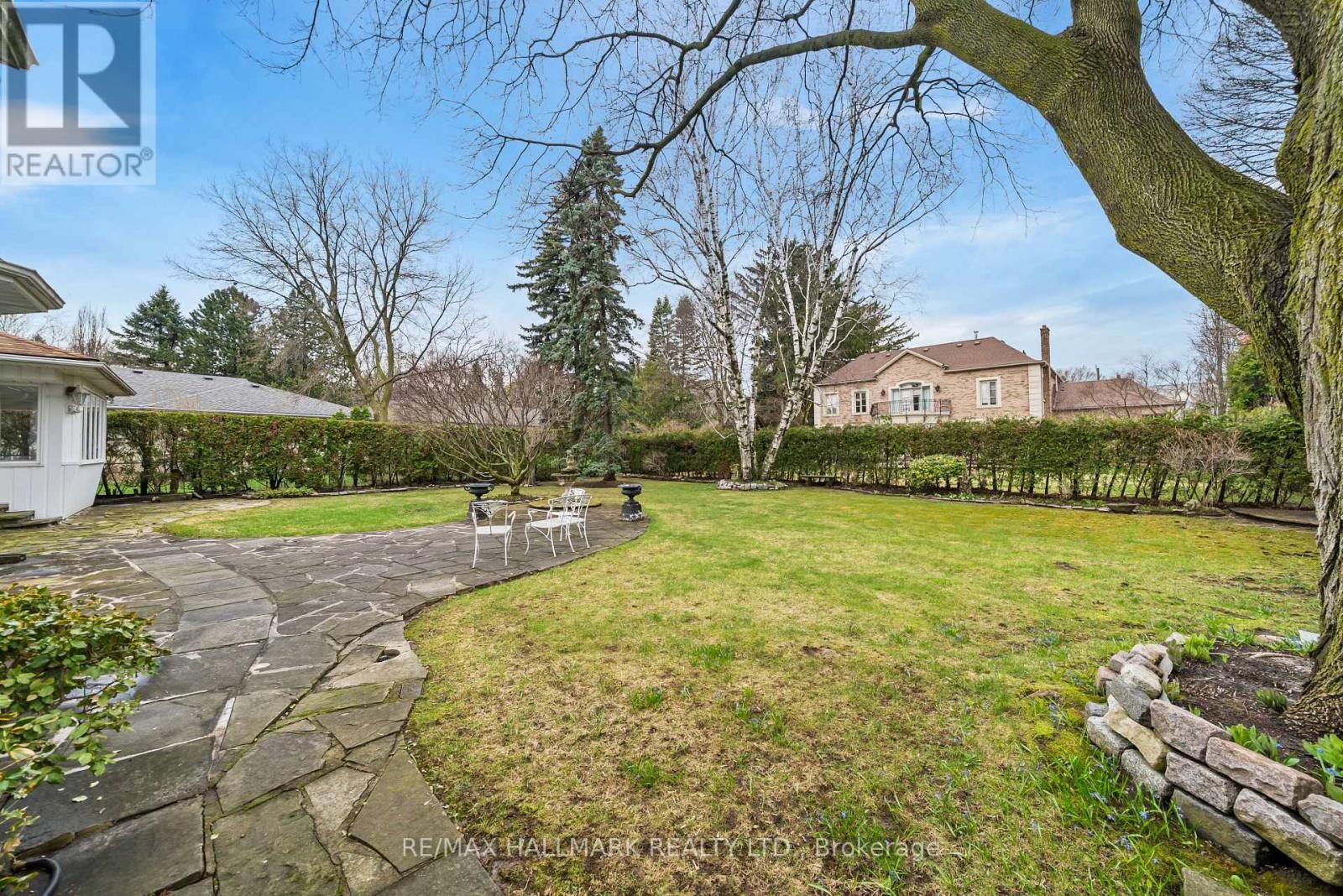 












154 VALLEY ROAD

,
Toronto (Bridle Path-Sunnybrook-York Mills),




Ontario
M2L1G4

