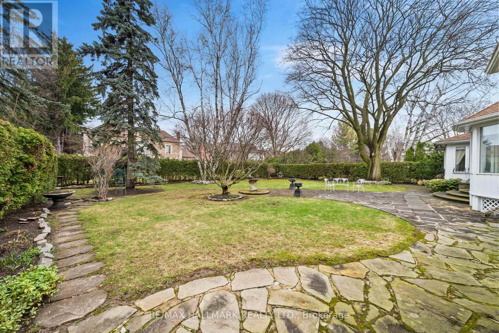 












154 VALLEY ROAD

,
Toronto (Bridle Path-Sunnybrook-York Mills),




Ontario
M2L1G4

