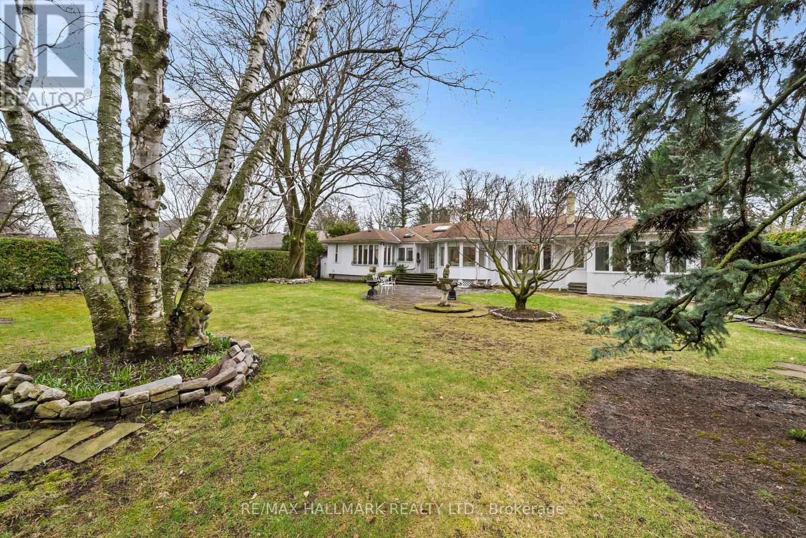 












154 VALLEY ROAD

,
Toronto (Bridle Path-Sunnybrook-York Mills),




Ontario
M2L1G4

