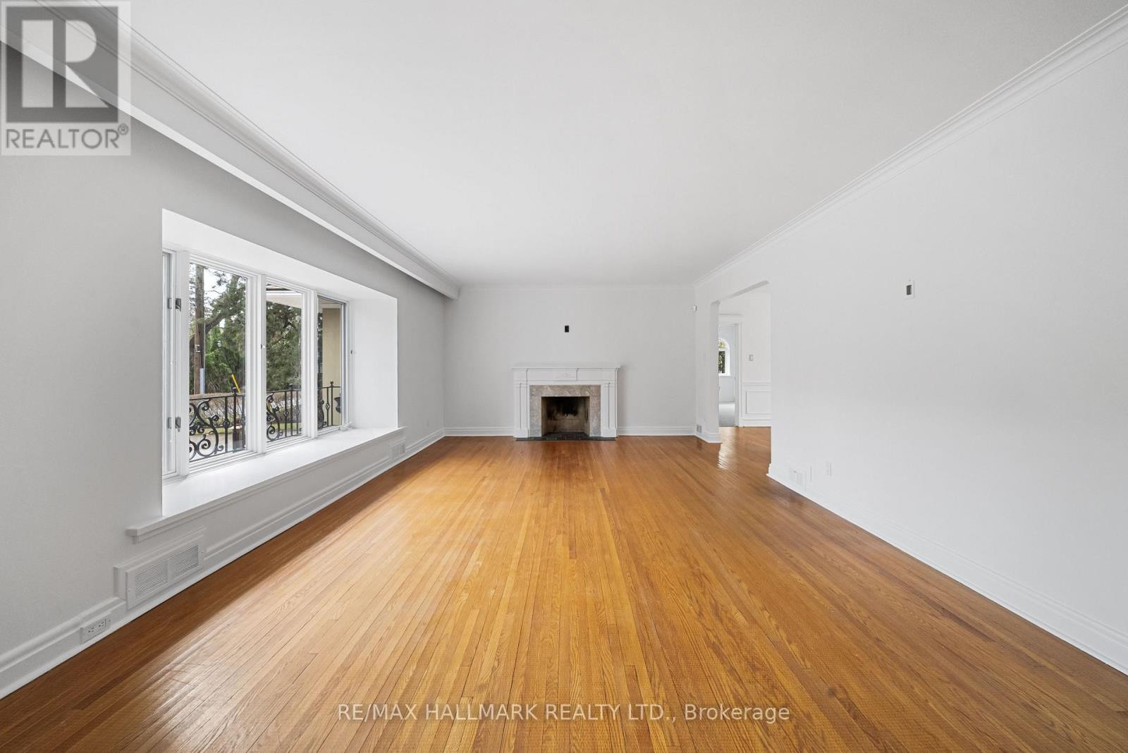 












154 VALLEY ROAD

,
Toronto (Bridle Path-Sunnybrook-York Mills),




Ontario
M2L1G4

