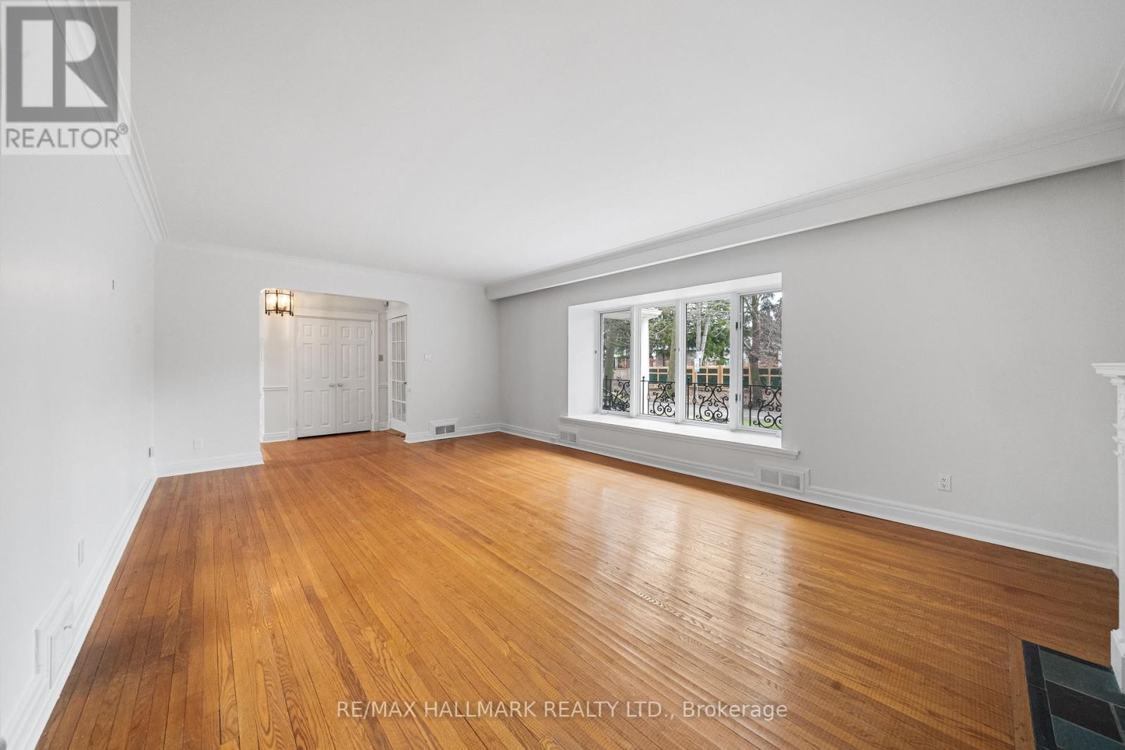 












154 VALLEY ROAD

,
Toronto (Bridle Path-Sunnybrook-York Mills),




Ontario
M2L1G4

