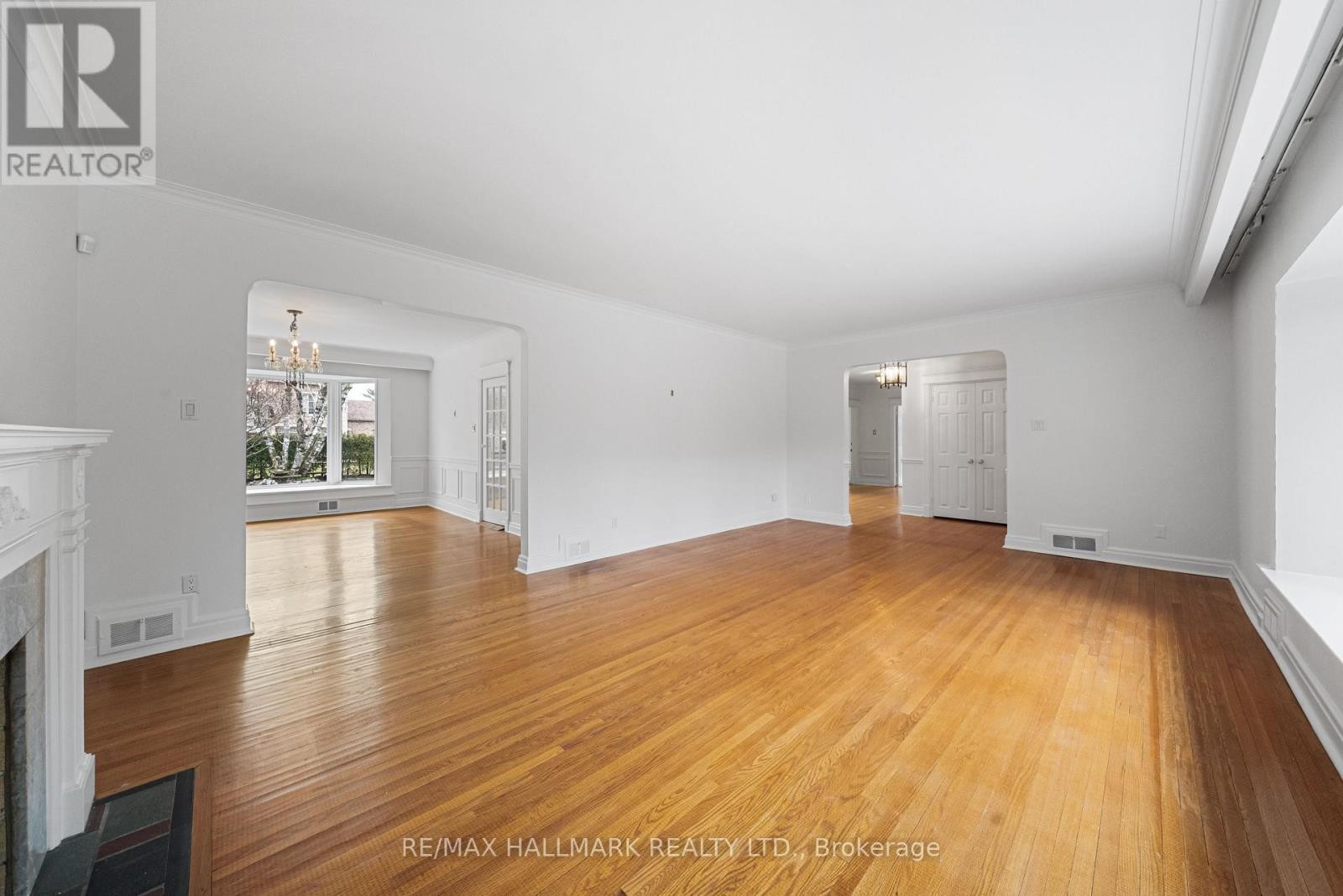 












154 VALLEY ROAD

,
Toronto (Bridle Path-Sunnybrook-York Mills),




Ontario
M2L1G4

