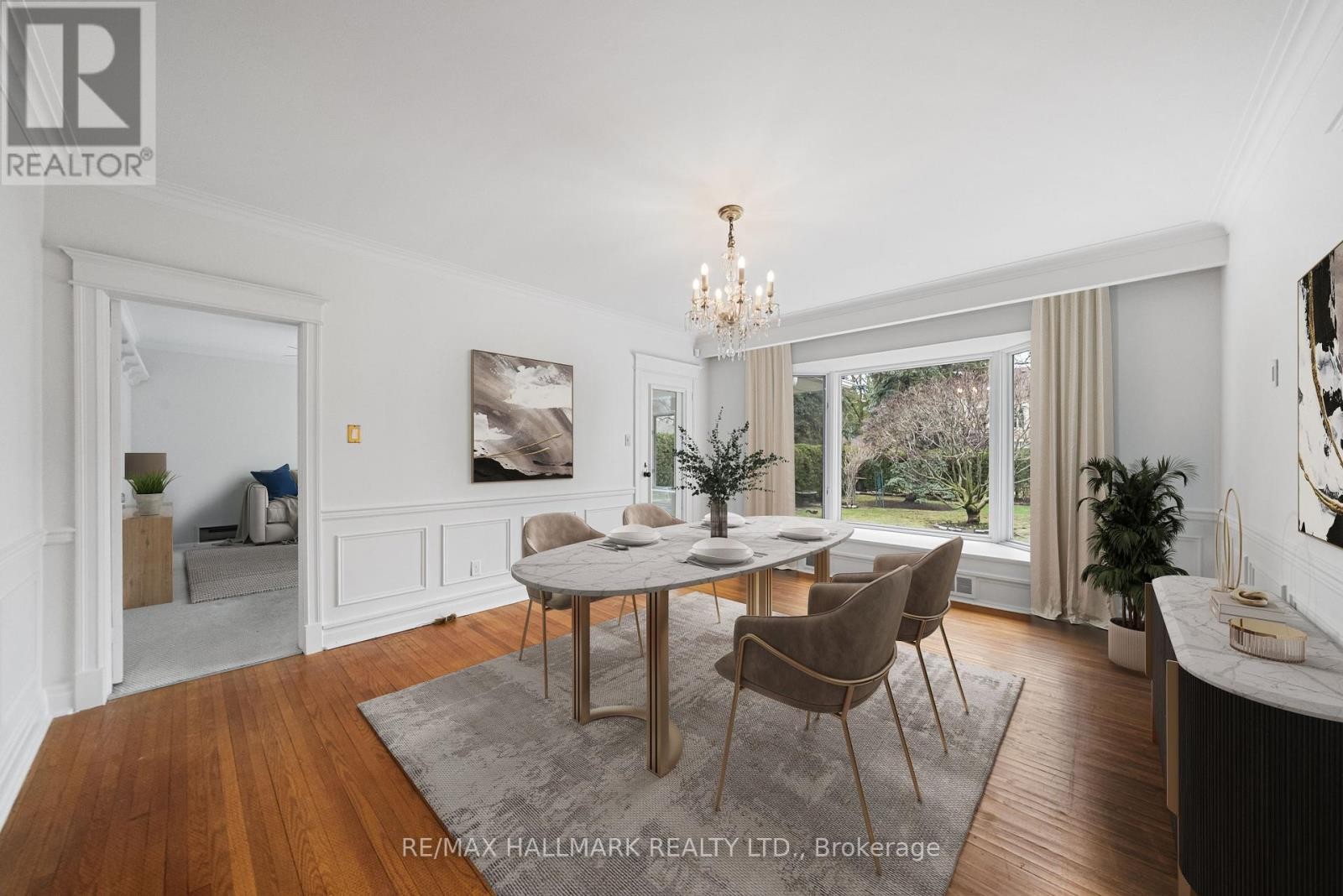 












154 VALLEY ROAD

,
Toronto (Bridle Path-Sunnybrook-York Mills),




Ontario
M2L1G4

