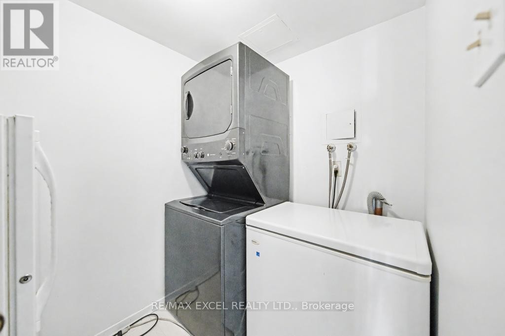 












1604 - 215 WYNFORD DRIVE

,
Toronto (Flemingdon Park),




Ontario
M3C3P5

