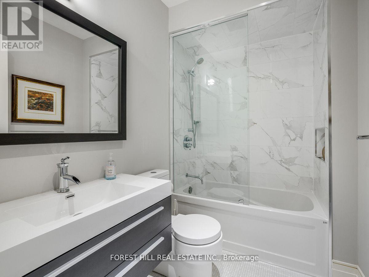 












19 VESTA DRIVE

,
Toronto (Forest Hill South),




Ontario
M5P2Z4

