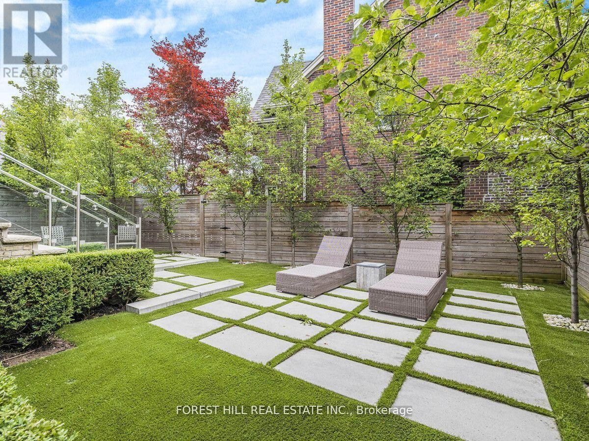 












19 VESTA DRIVE

,
Toronto (Forest Hill South),




Ontario
M5P2Z4


