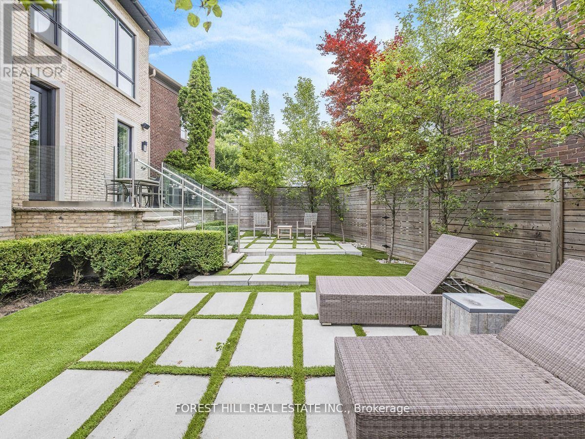 












19 VESTA DRIVE

,
Toronto (Forest Hill South),




Ontario
M5P2Z4

