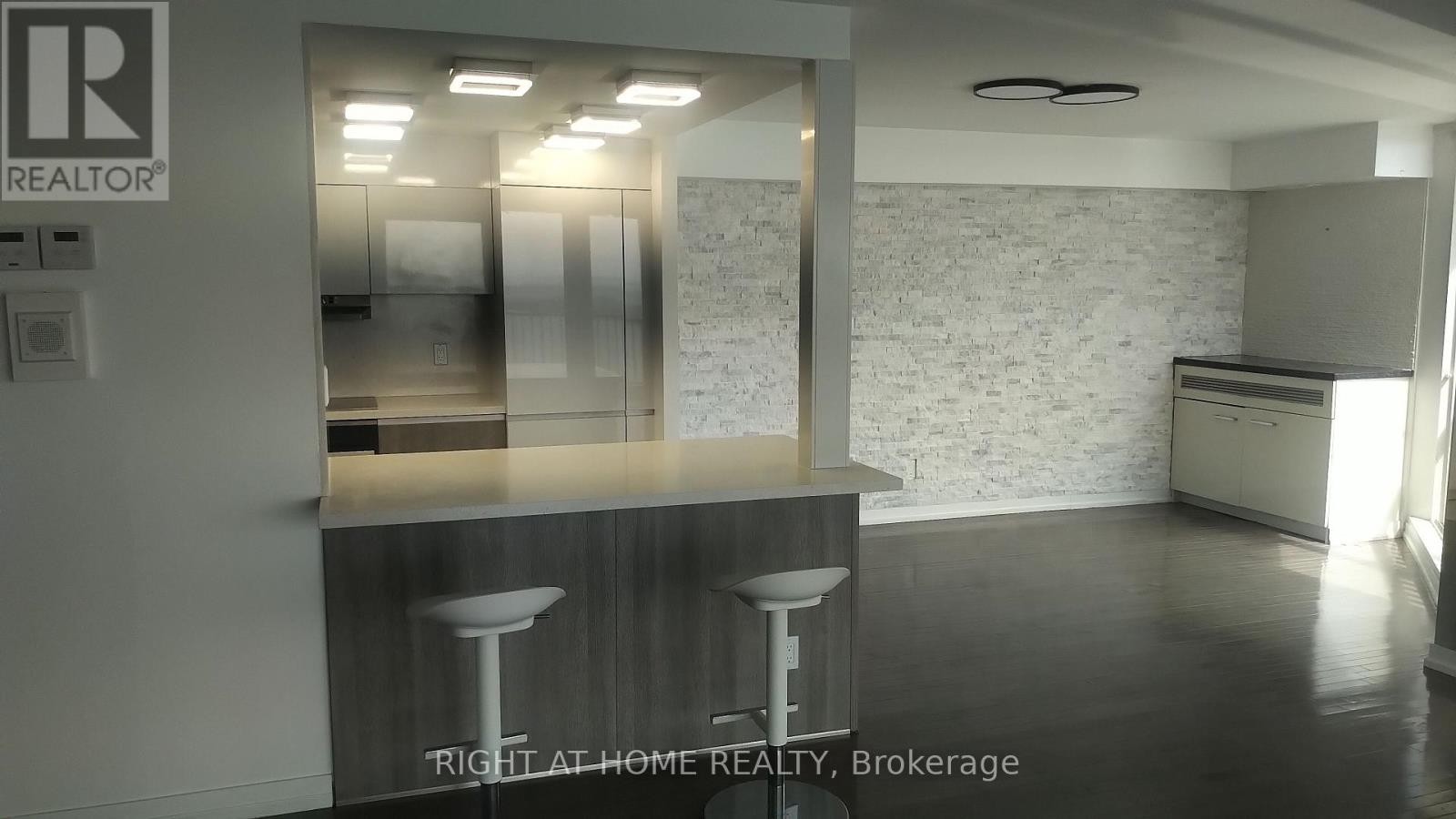 












2803 - 33 HARBOUR SQUARE

,
Toronto (Waterfront Communities),




Ontario
M5J2G2

