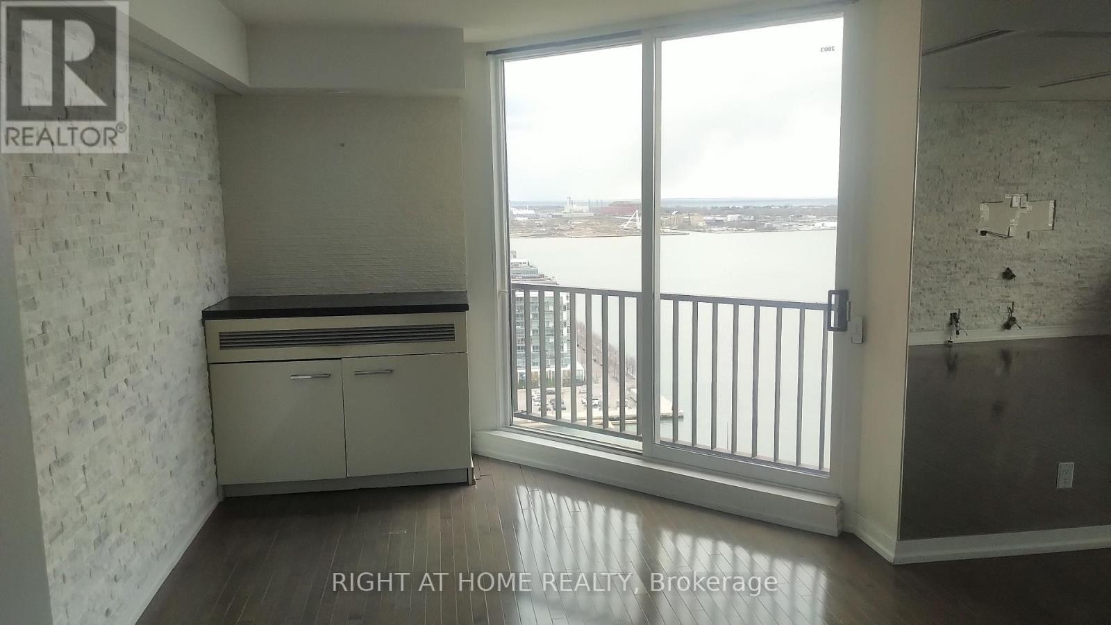 












2803 - 33 HARBOUR SQUARE

,
Toronto (Waterfront Communities),




Ontario
M5J2G2

