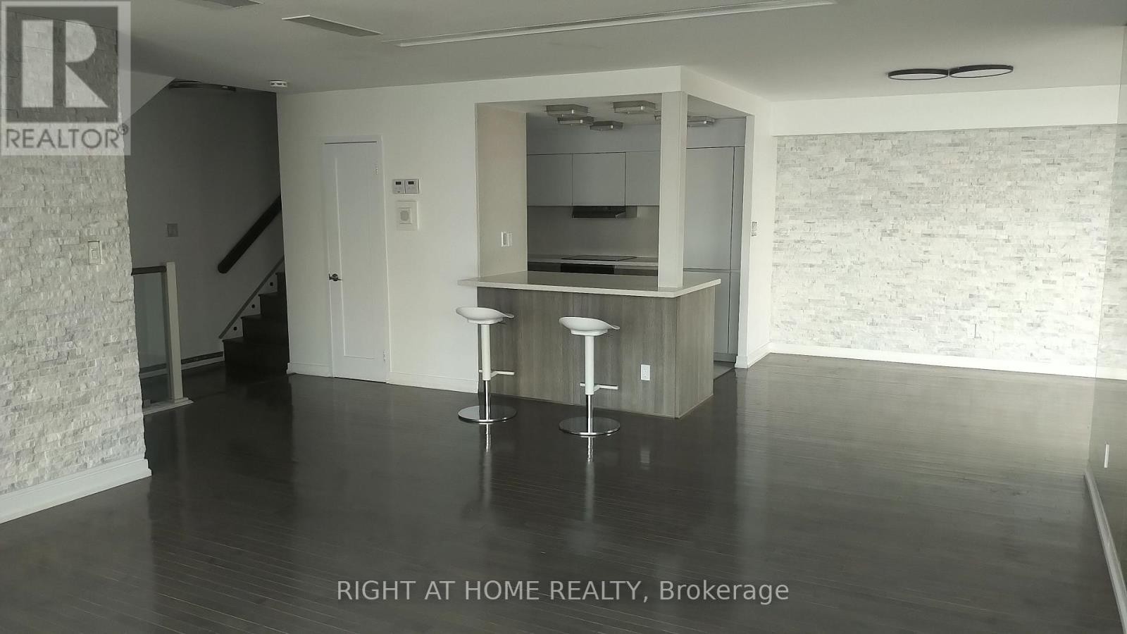 












2803 - 33 HARBOUR SQUARE

,
Toronto (Waterfront Communities),




Ontario
M5J2G2

