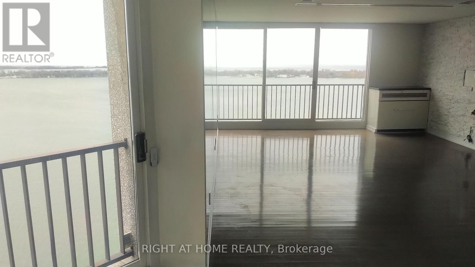 












2803 - 33 HARBOUR SQUARE

,
Toronto (Waterfront Communities),




Ontario
M5J2G2


