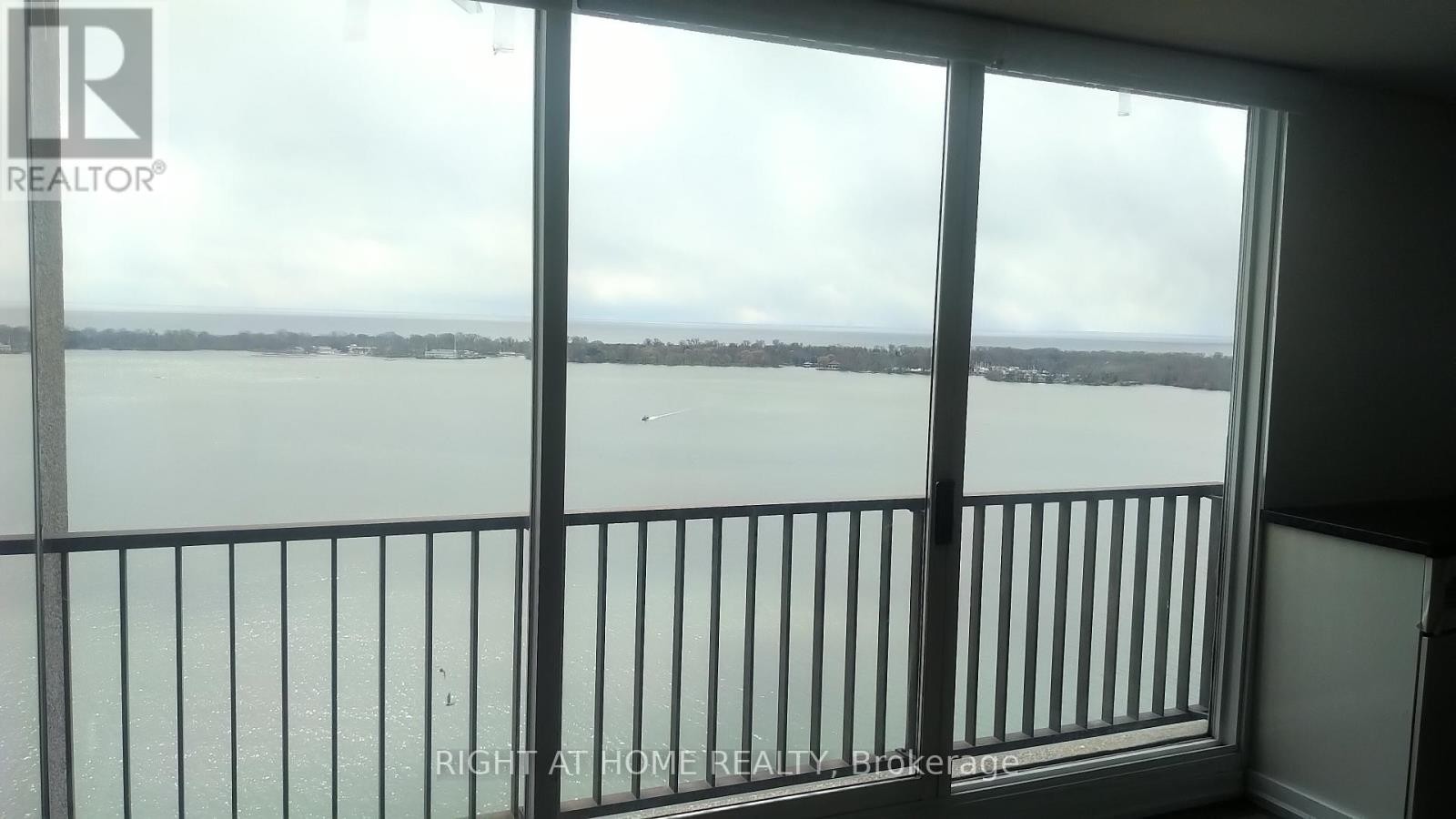 












2803 - 33 HARBOUR SQUARE

,
Toronto (Waterfront Communities),




Ontario
M5J2G2

