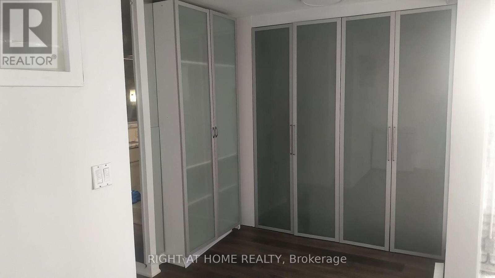 












2803 - 33 HARBOUR SQUARE

,
Toronto (Waterfront Communities),




Ontario
M5J2G2

