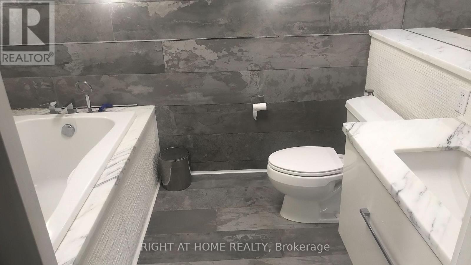 












2803 - 33 HARBOUR SQUARE

,
Toronto (Waterfront Communities),




Ontario
M5J2G2


