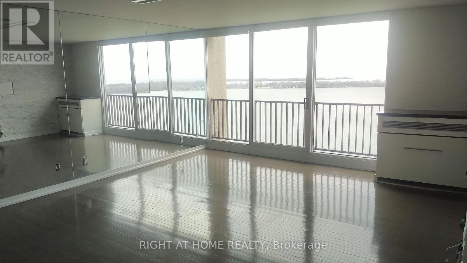 












2803 - 33 HARBOUR SQUARE

,
Toronto (Waterfront Communities),




Ontario
M5J2G2

