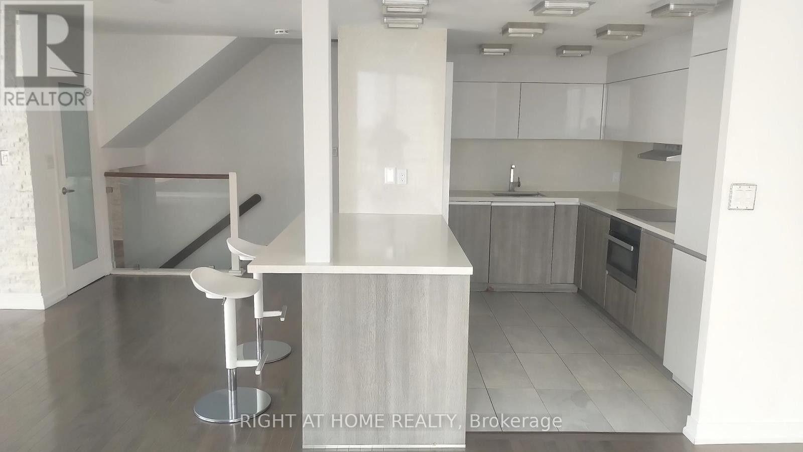 












2803 - 33 HARBOUR SQUARE

,
Toronto (Waterfront Communities),




Ontario
M5J2G2

