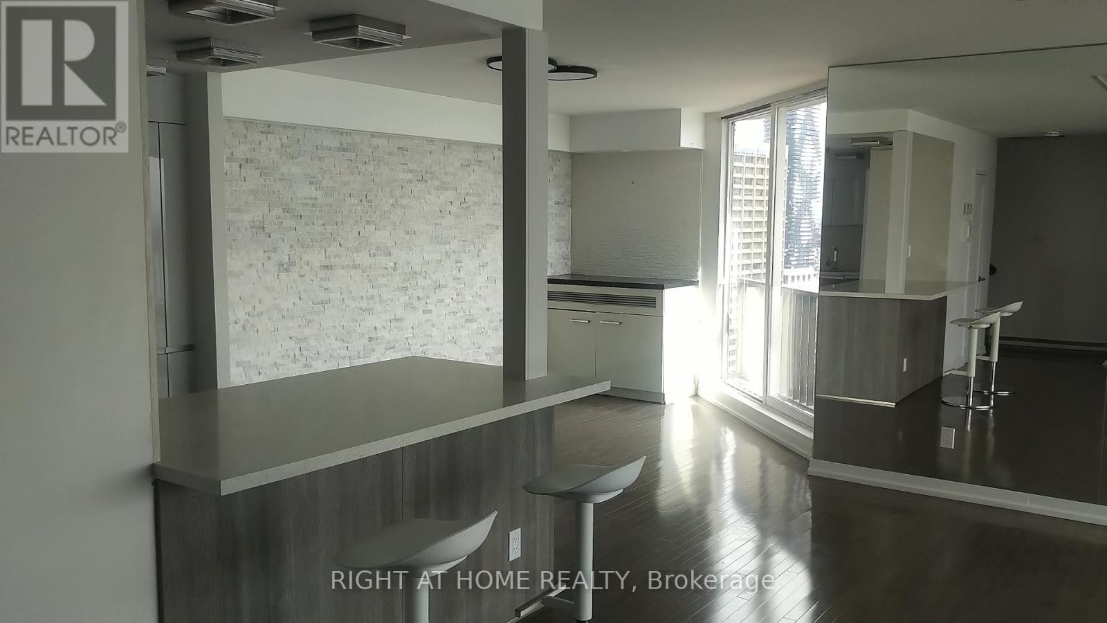 












2803 - 33 HARBOUR SQUARE

,
Toronto (Waterfront Communities),




Ontario
M5J2G2

