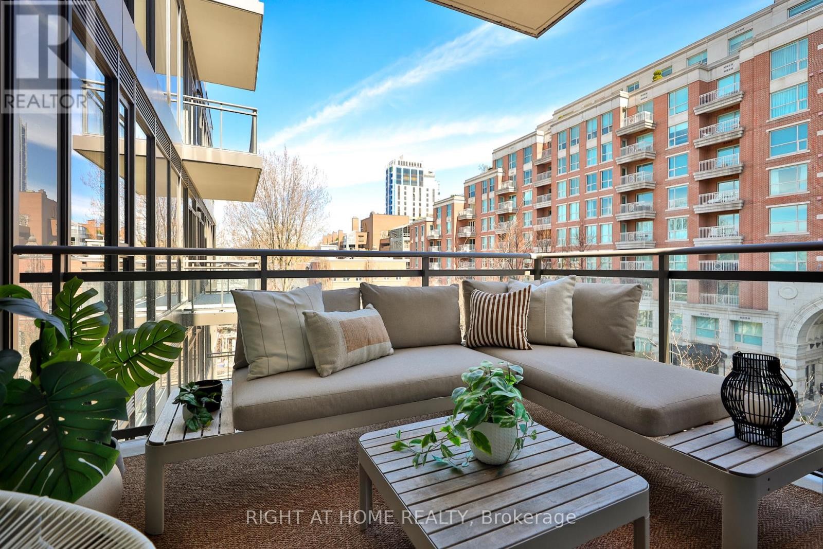 












404 - 10 PRINCE ARTHUR AVENUE

,
Toronto (Annex),




Ontario
M5R1A9

