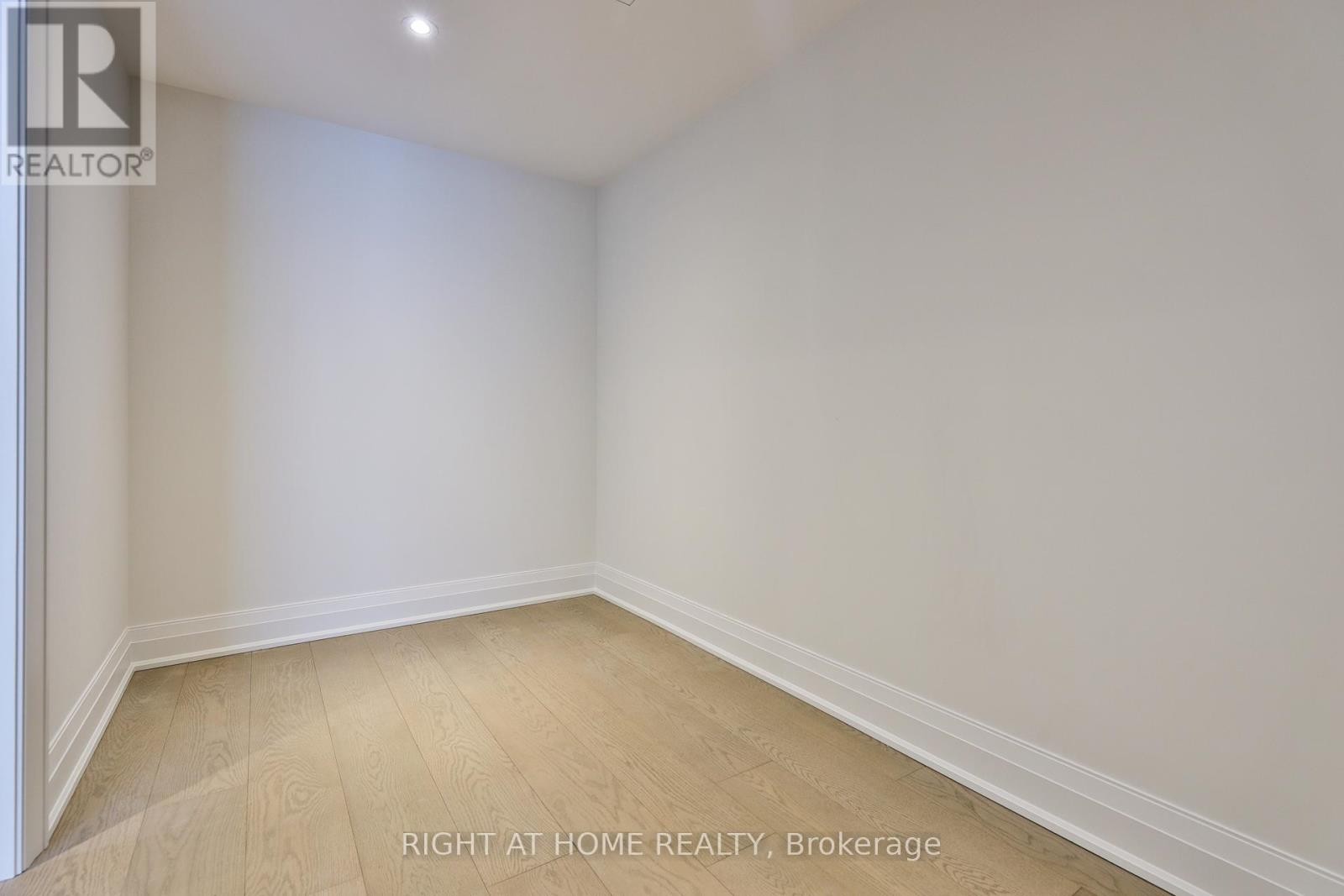 












404 - 10 PRINCE ARTHUR AVENUE

,
Toronto (Annex),




Ontario
M5R1A9

