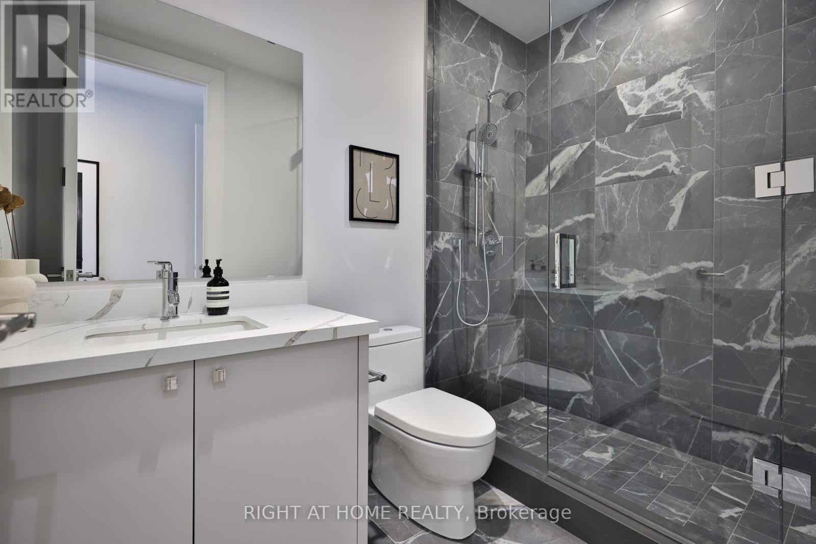 












404 - 10 PRINCE ARTHUR AVENUE

,
Toronto (Annex),




Ontario
M5R1A9

