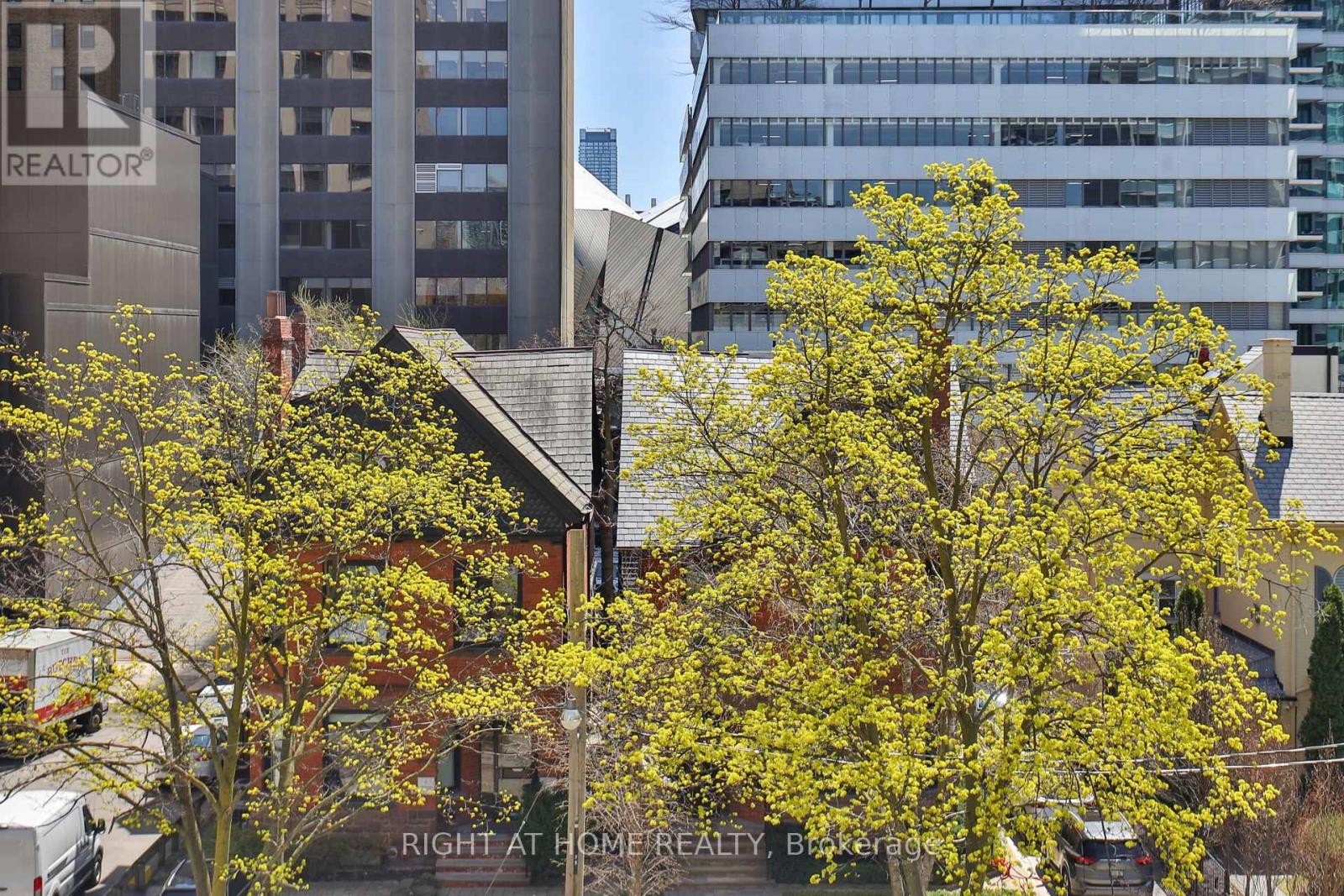 












404 - 10 PRINCE ARTHUR AVENUE

,
Toronto (Annex),




Ontario
M5R1A9

