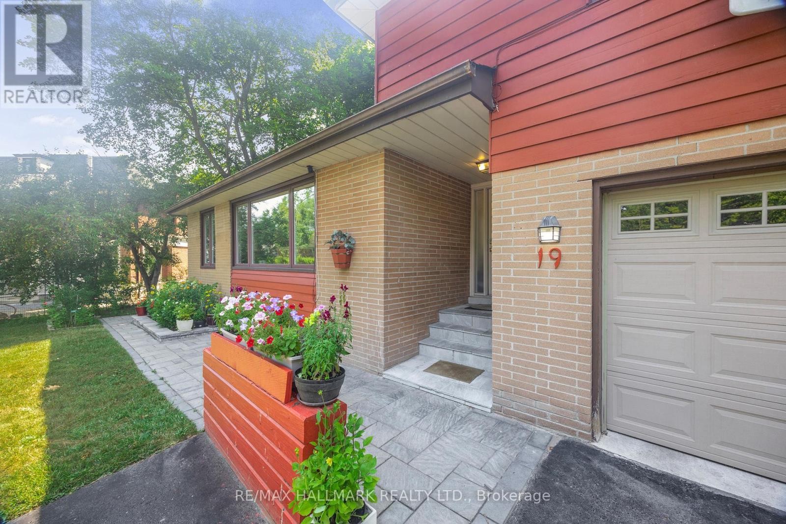 












19 TALWOOD DRIVE

,
Toronto (Banbury-Don Mills),




Ontario
M3B2P4

