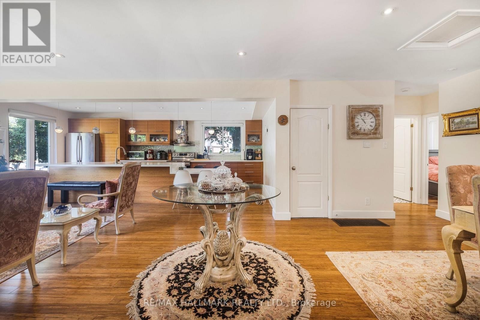 












19 TALWOOD DRIVE

,
Toronto (Banbury-Don Mills),




Ontario
M3B2P4


