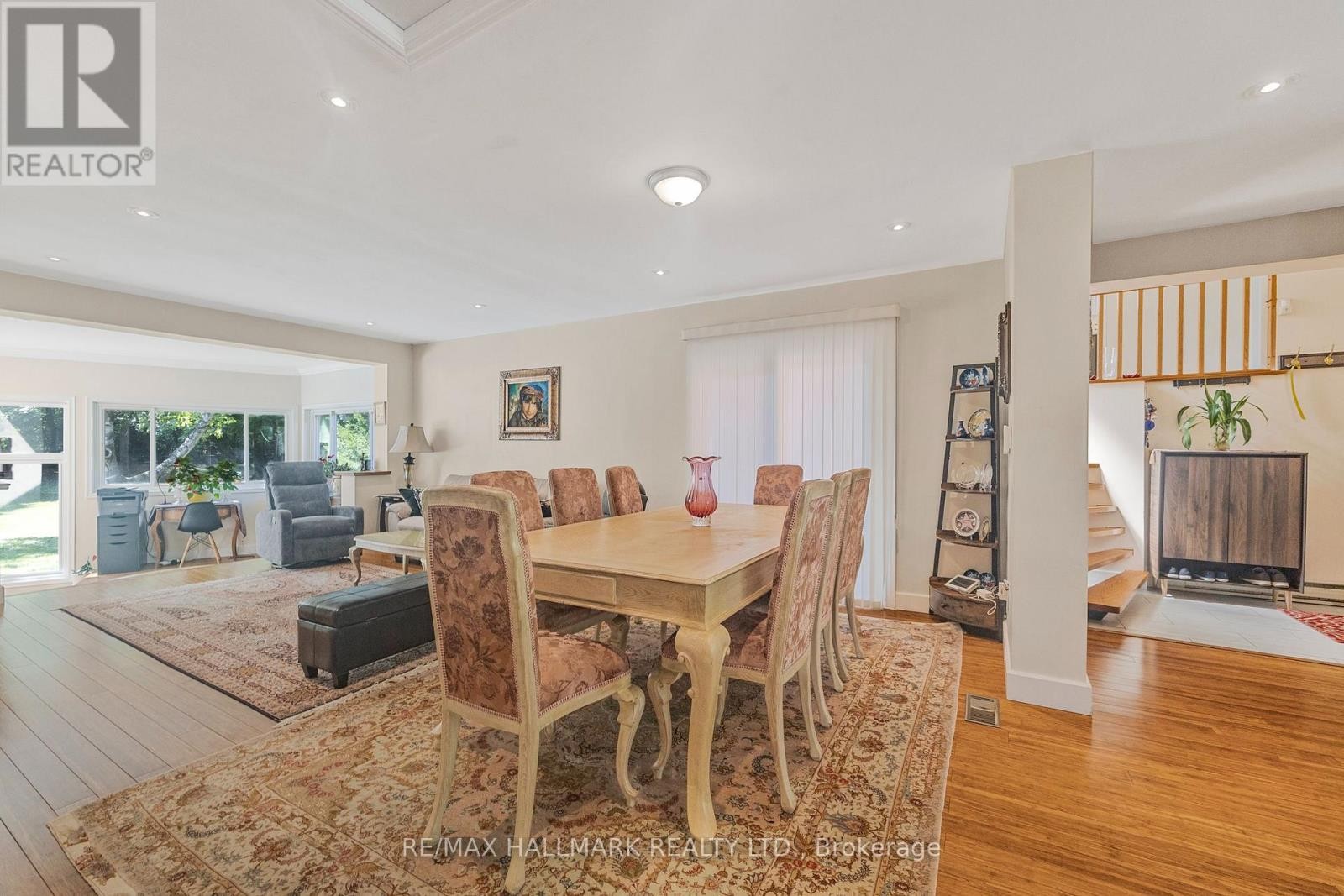 












19 TALWOOD DRIVE

,
Toronto (Banbury-Don Mills),




Ontario
M3B2P4

