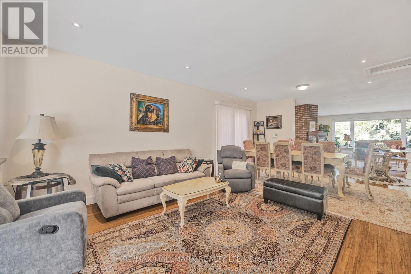 












19 TALWOOD DRIVE

,
Toronto (Banbury-Don Mills),




Ontario
M3B2P4


