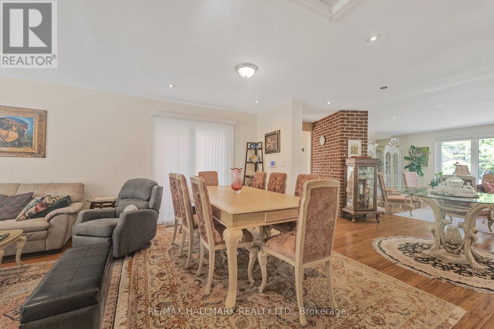 












19 TALWOOD DRIVE

,
Toronto (Banbury-Don Mills),




Ontario
M3B2P4

