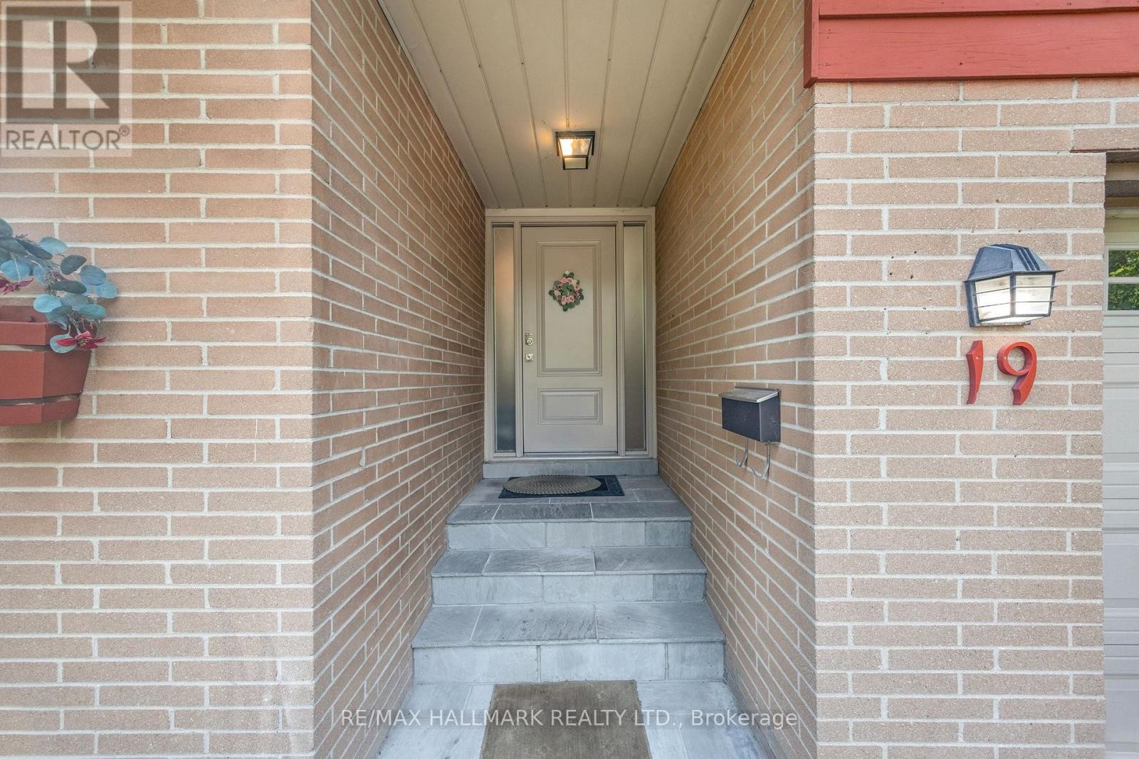 












19 TALWOOD DRIVE

,
Toronto (Banbury-Don Mills),




Ontario
M3B2P4

