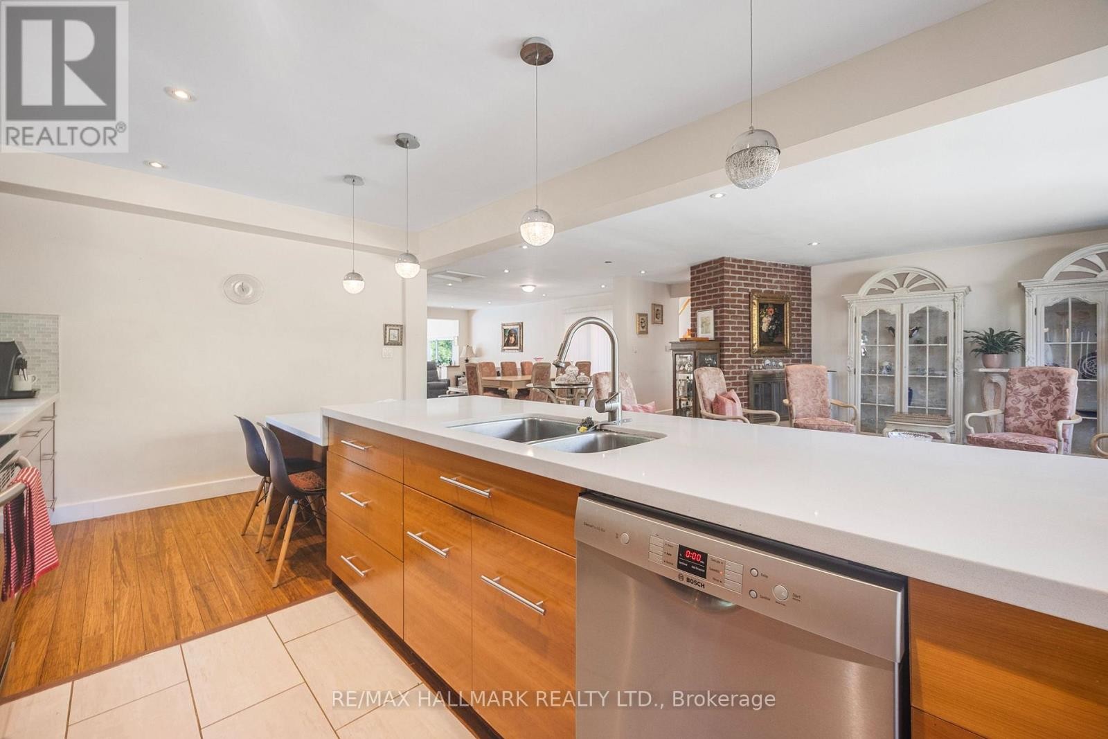 












19 TALWOOD DRIVE

,
Toronto (Banbury-Don Mills),




Ontario
M3B2P4

