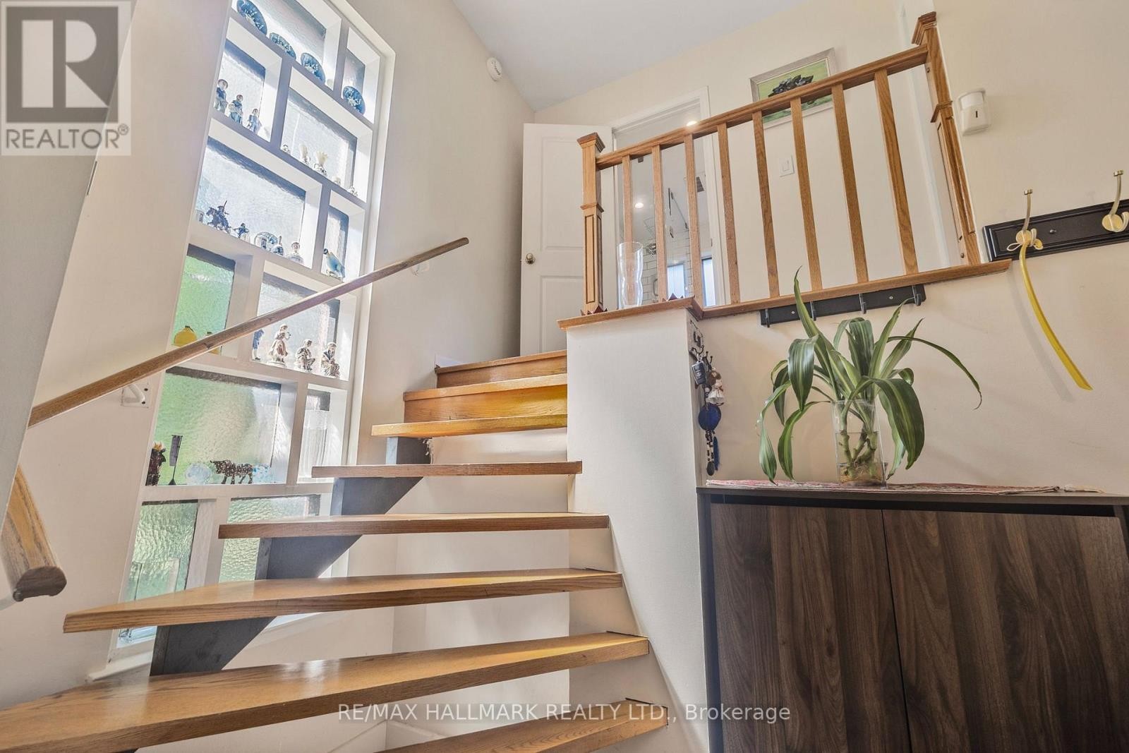 












19 TALWOOD DRIVE

,
Toronto (Banbury-Don Mills),




Ontario
M3B2P4

