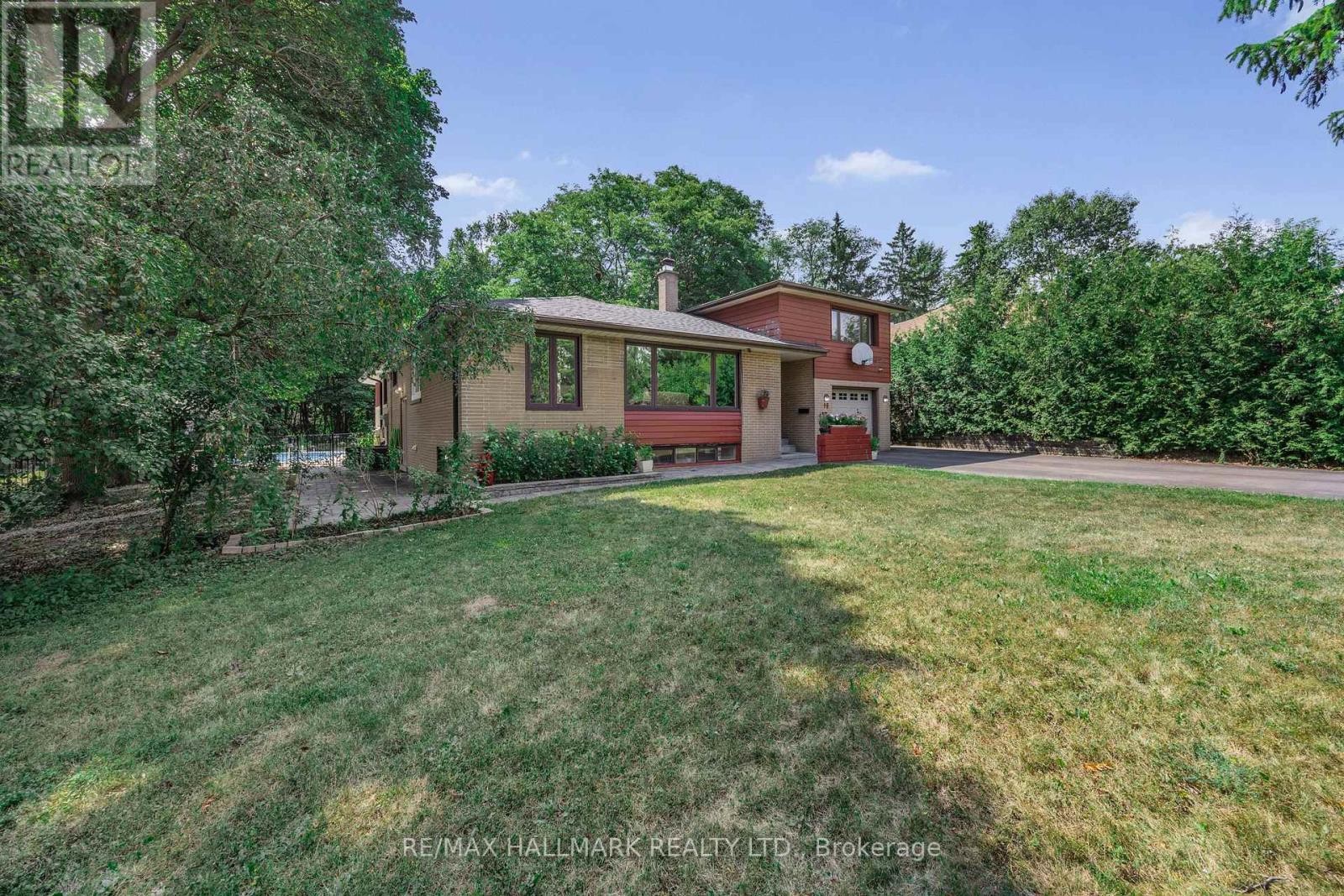 












19 TALWOOD DRIVE

,
Toronto (Banbury-Don Mills),




Ontario
M3B2P4

