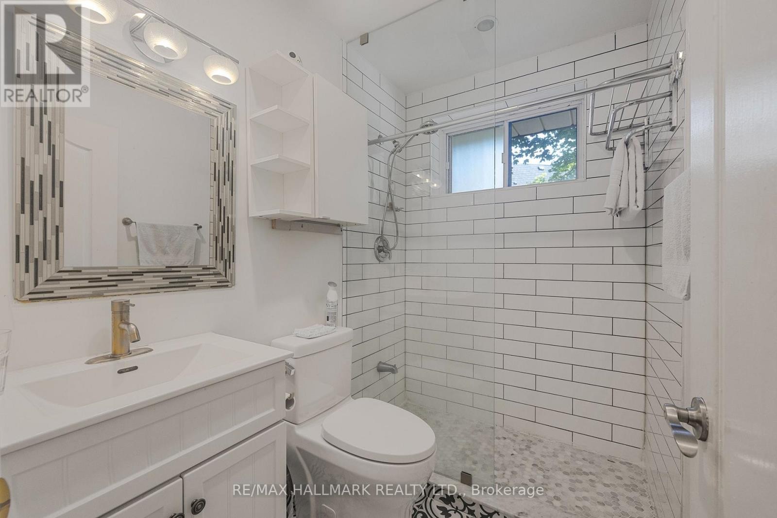 












19 TALWOOD DRIVE

,
Toronto (Banbury-Don Mills),




Ontario
M3B2P4

