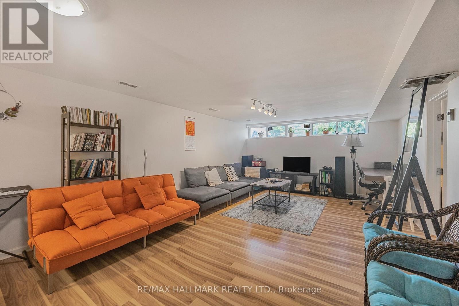 












19 TALWOOD DRIVE

,
Toronto (Banbury-Don Mills),




Ontario
M3B2P4

