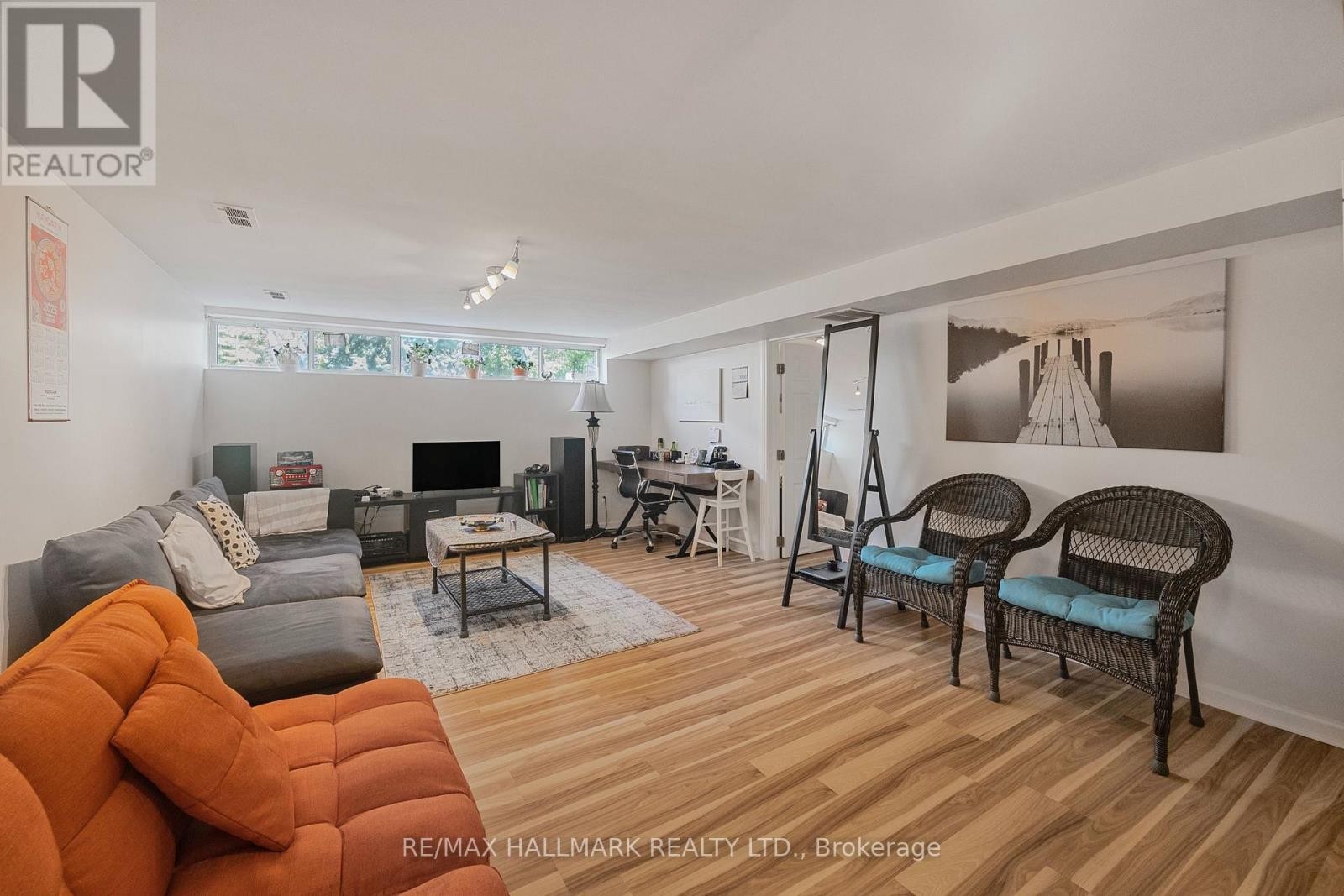 












19 TALWOOD DRIVE

,
Toronto (Banbury-Don Mills),




Ontario
M3B2P4

