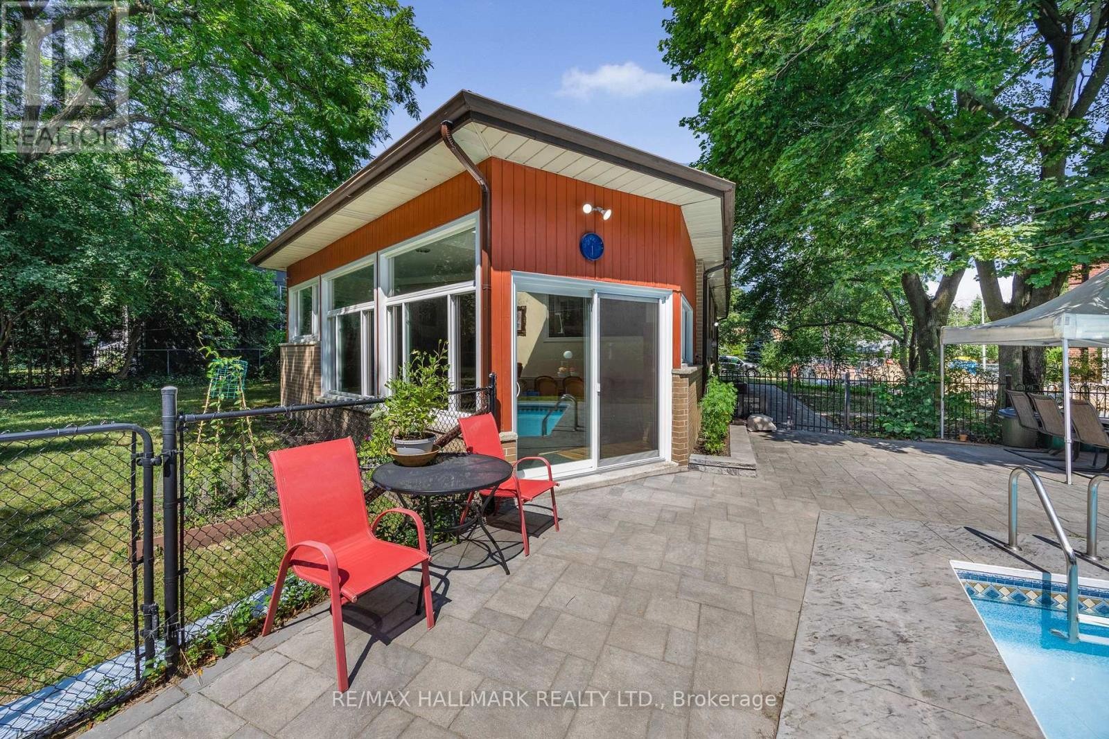 












19 TALWOOD DRIVE

,
Toronto (Banbury-Don Mills),




Ontario
M3B2P4

