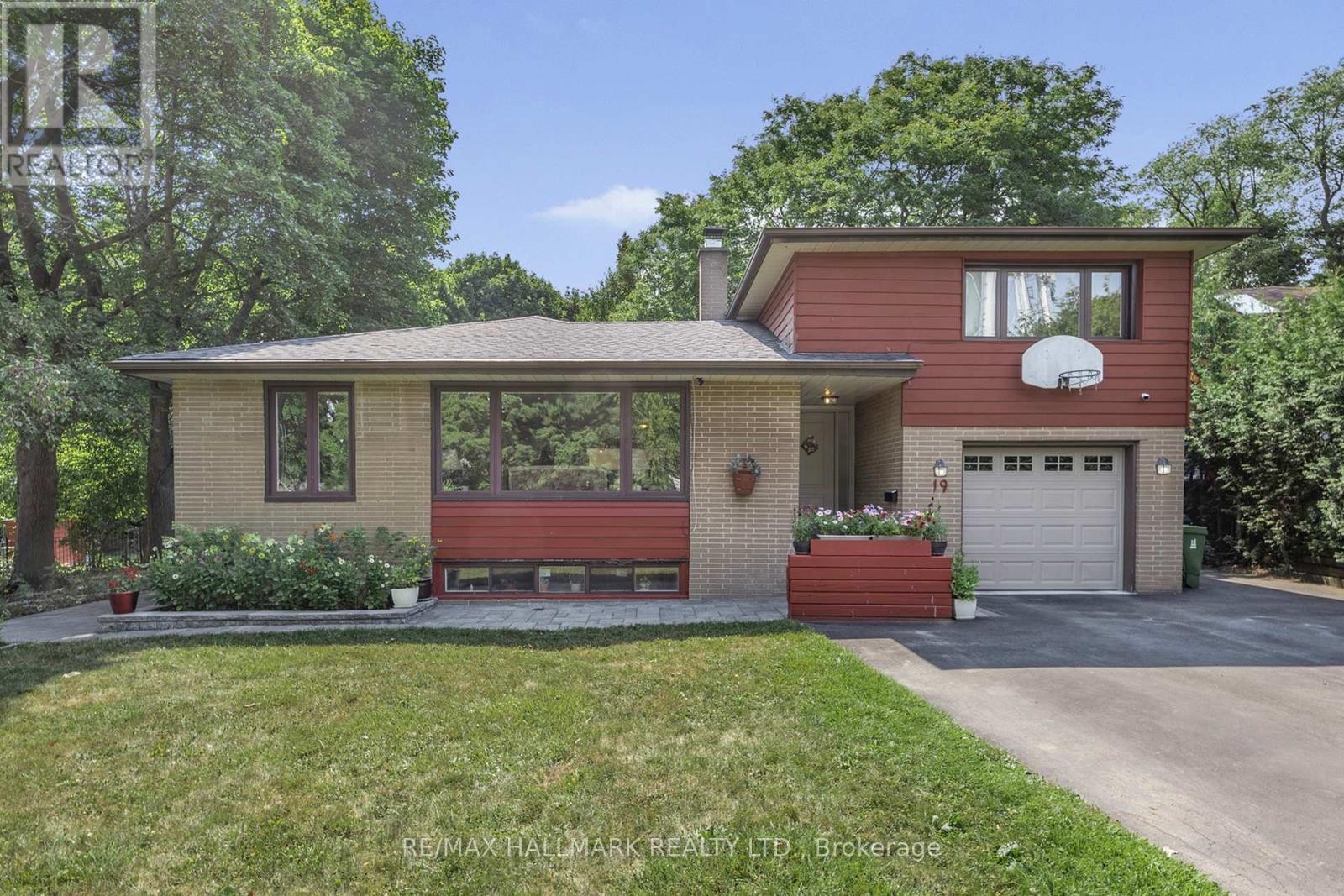 












19 TALWOOD DRIVE

,
Toronto (Banbury-Don Mills),




Ontario
M3B2P4

