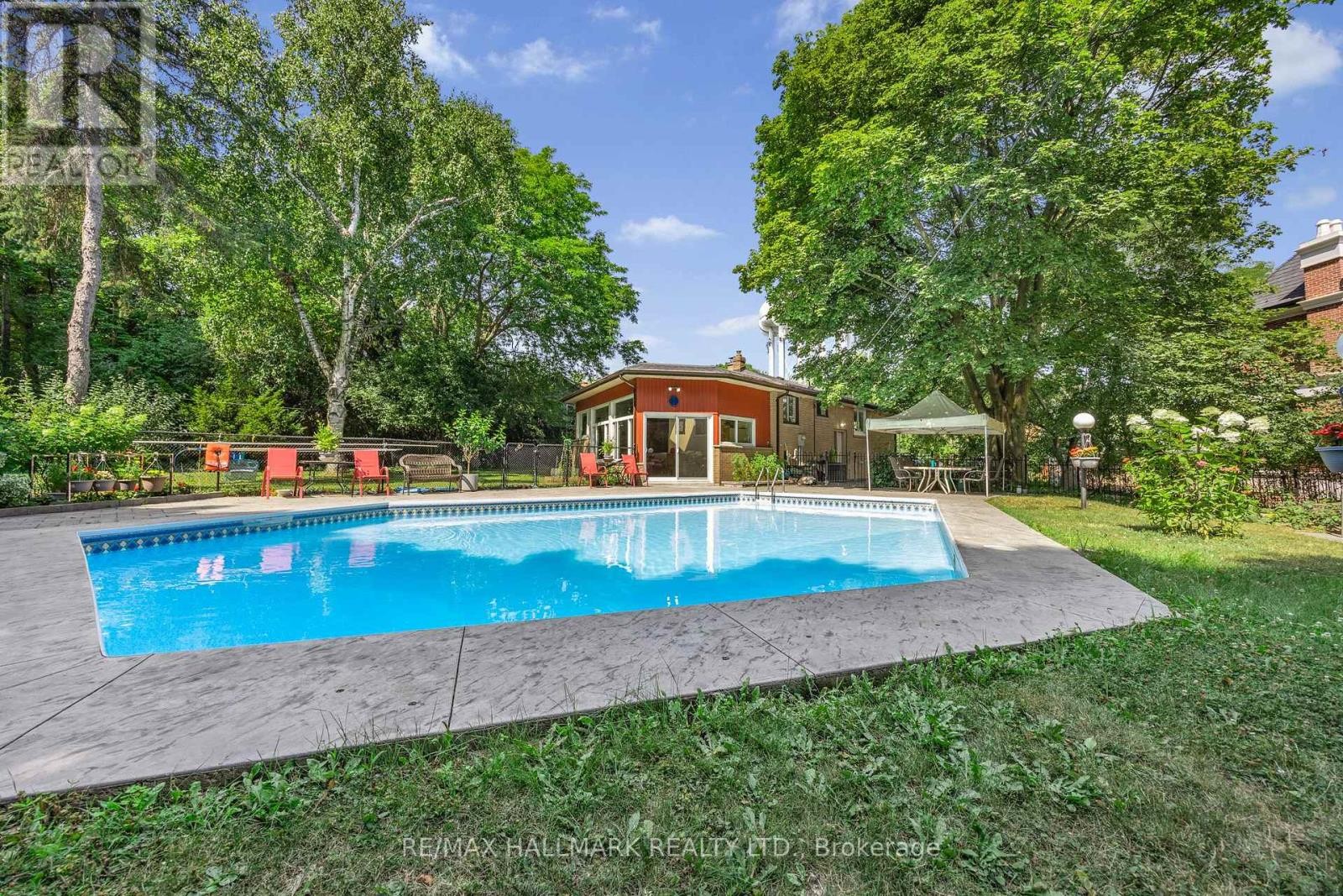 












19 TALWOOD DRIVE

,
Toronto (Banbury-Don Mills),




Ontario
M3B2P4

