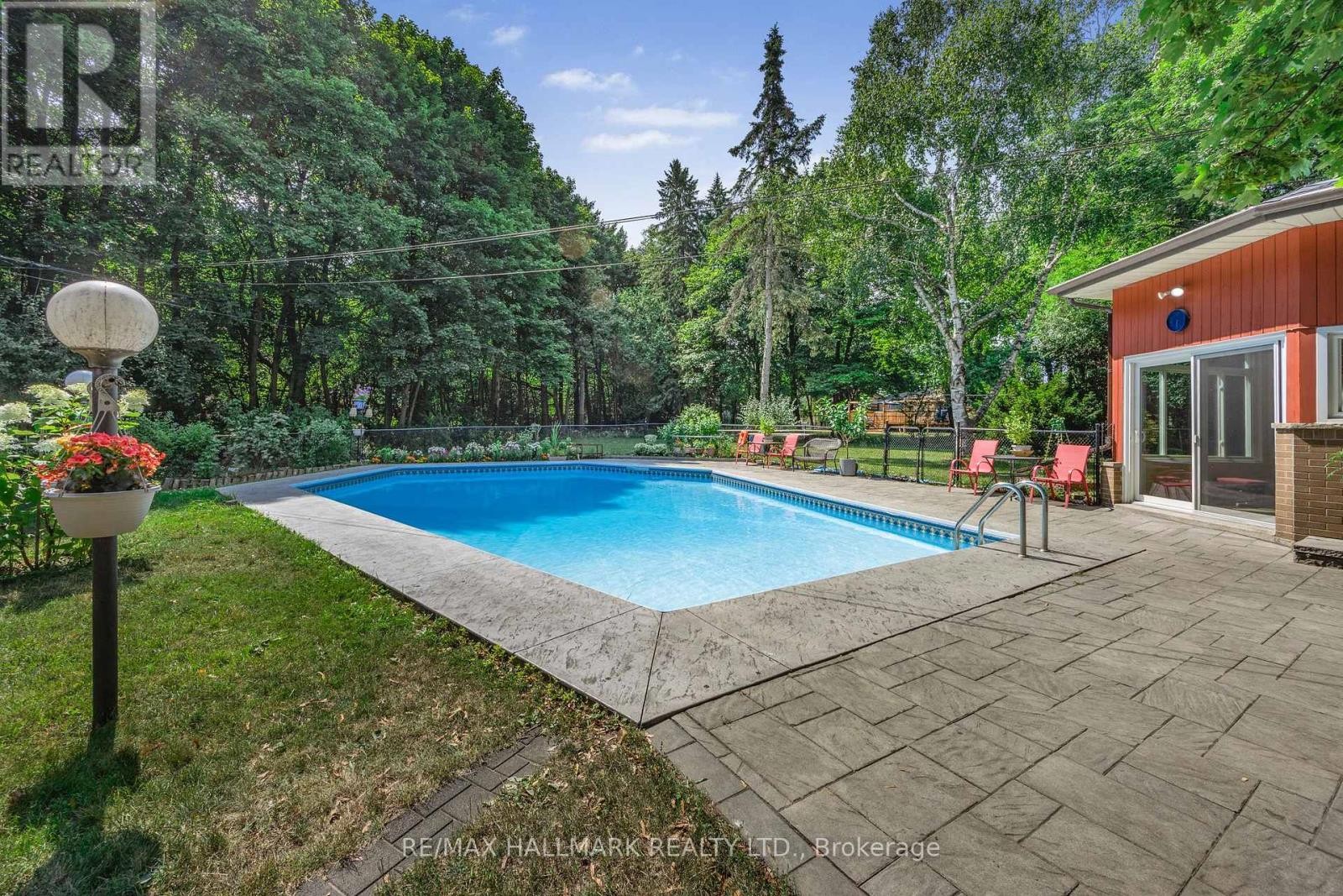 












19 TALWOOD DRIVE

,
Toronto (Banbury-Don Mills),




Ontario
M3B2P4

