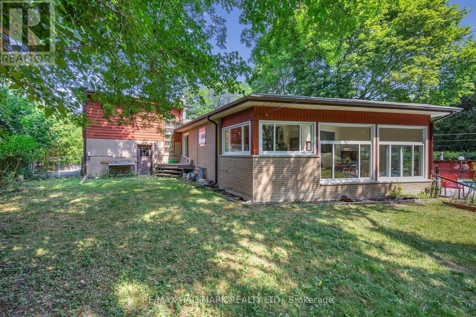 












19 TALWOOD DRIVE

,
Toronto (Banbury-Don Mills),




Ontario
M3B2P4

