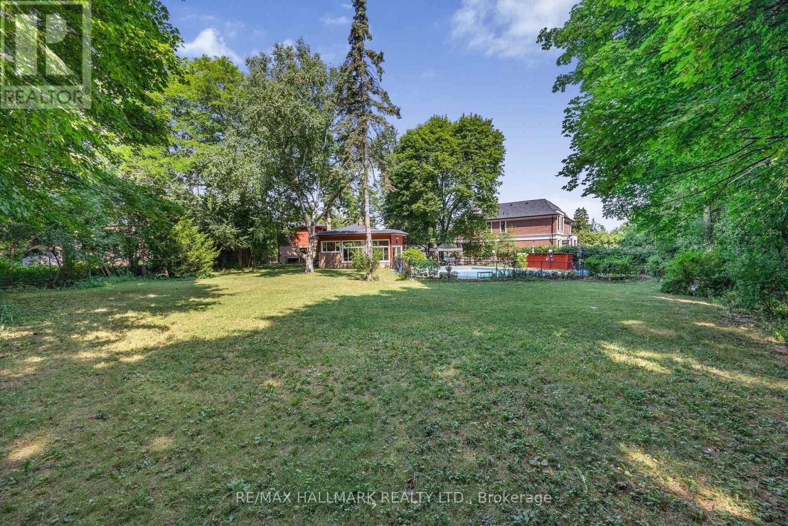 












19 TALWOOD DRIVE

,
Toronto (Banbury-Don Mills),




Ontario
M3B2P4

