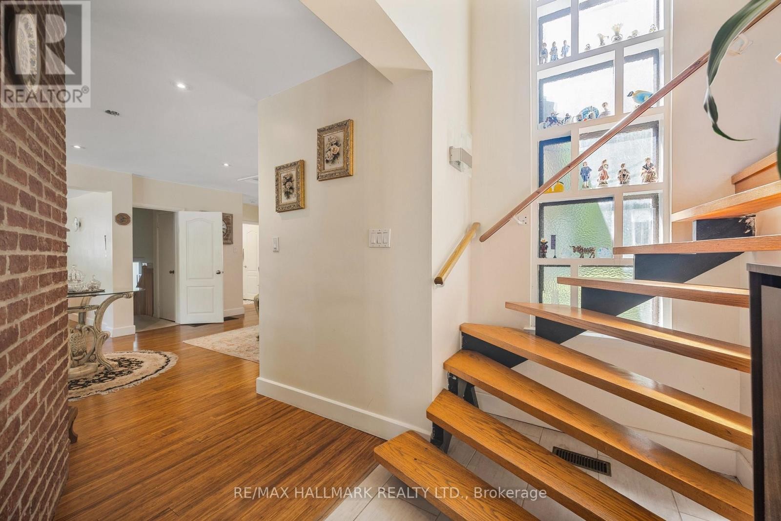 












19 TALWOOD DRIVE

,
Toronto (Banbury-Don Mills),




Ontario
M3B2P4

