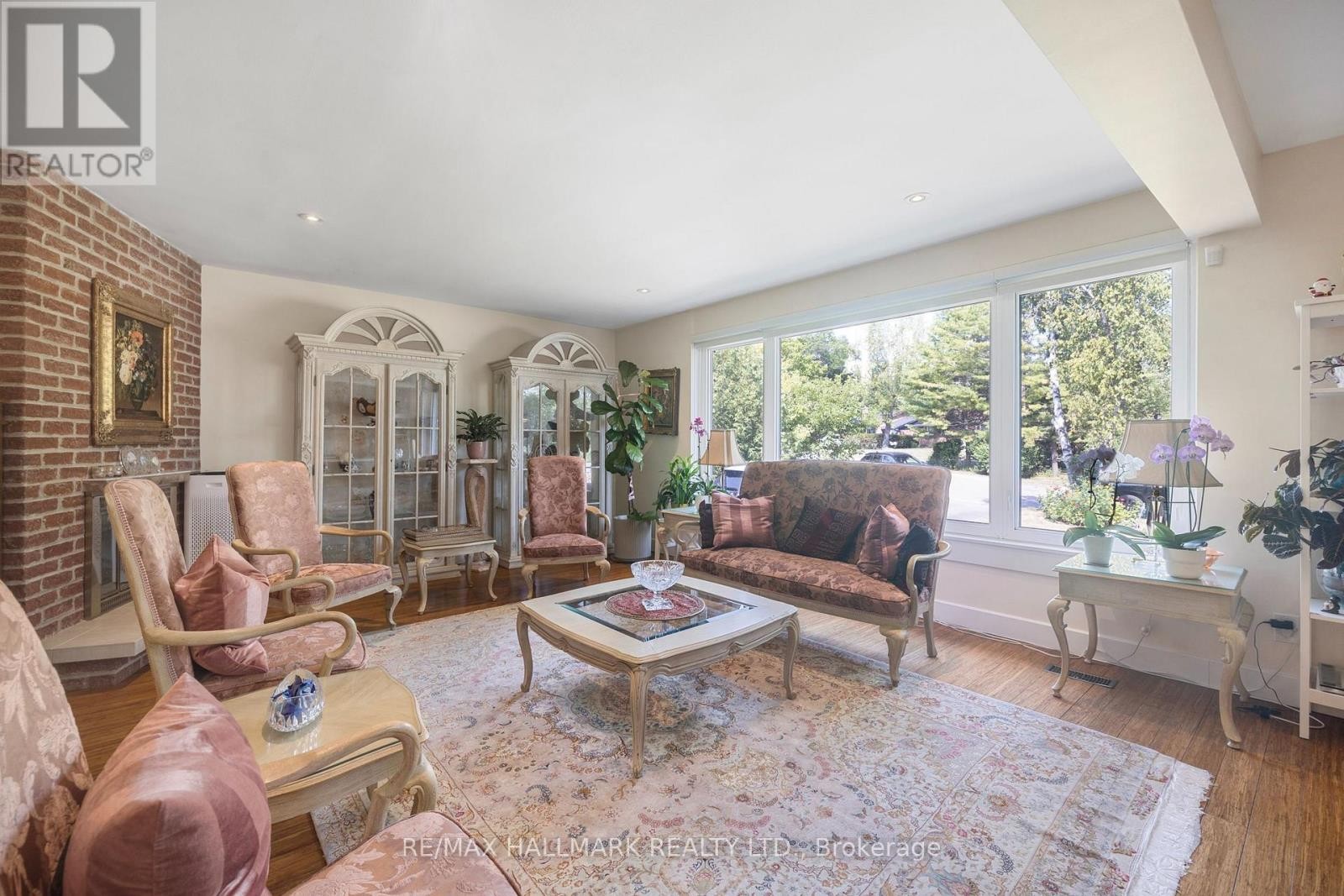 












19 TALWOOD DRIVE

,
Toronto (Banbury-Don Mills),




Ontario
M3B2P4

